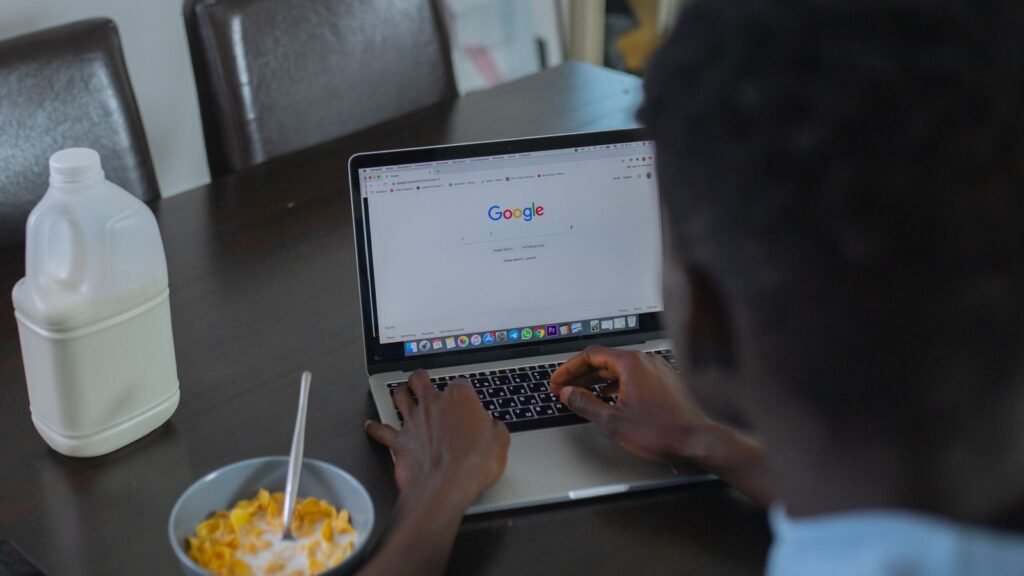 AI Overviews en France : une personne utilise la recherche Google sur un ordinateur portable