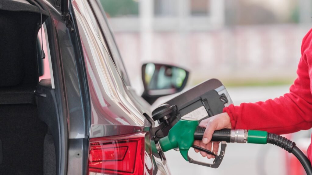 Automobiliste faisant le plein, illustration de l'aide carburant grands rouleurs
