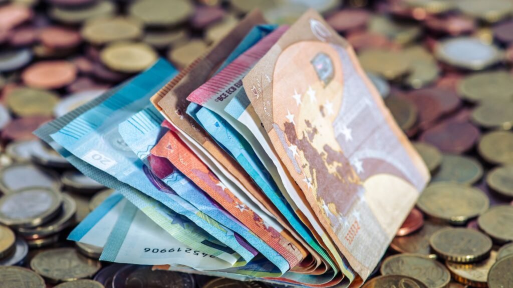 Épargne en euros illustrant le choix entre assurance-vie et PEA