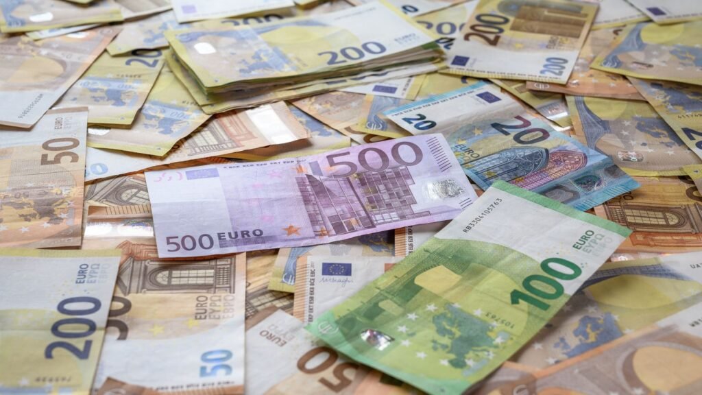 Billets en euros illustrant la décision de la BCE sur ses taux directeurs