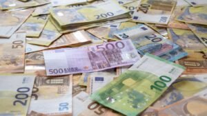 Billets en euros illustrant la décision de la BCE sur ses taux directeurs