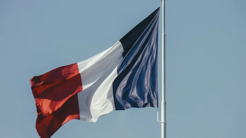 Drapeau français, symbole de la préparation de la présidentielle 2027 par Bernard Cazeneuve