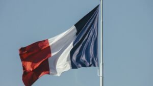 Drapeau français, symbole de la préparation de la présidentielle 2027 par Bernard Cazeneuve