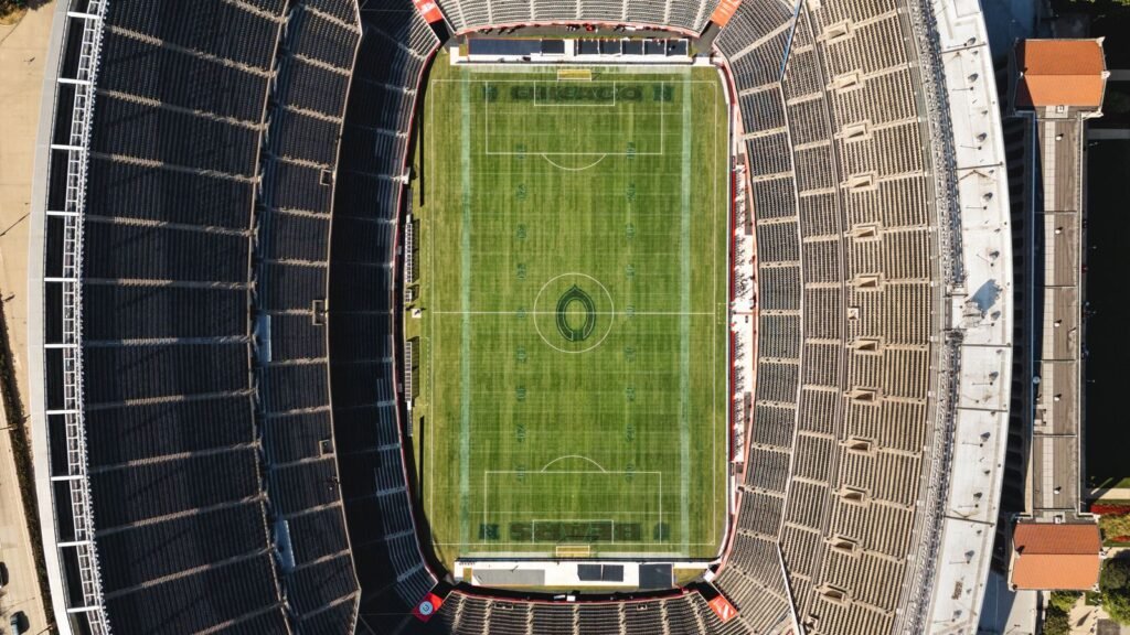 Calendrier Ligue 1 2026-2027 : pelouse et tribunes d'un stade de football vues du ciel