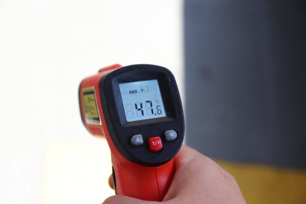 Thermometre affichant une temperature elevee pendant la canicule en France