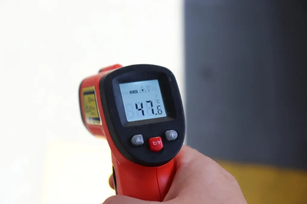 Thermomètre affichant une température extrême pendant la canicule en France