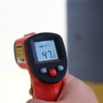 Thermomètre affichant une température extrême pendant la canicule en France