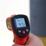 Thermomètre affichant une température extrême pendant la canicule en France