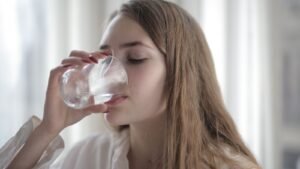 Canicule et vigilance orange : boire de l'eau regulierement pendant la vague de chaleur