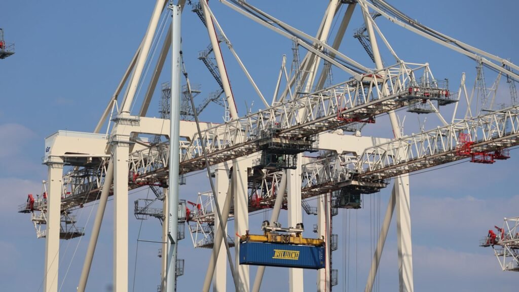 Croissance du PIB au deuxieme trimestre 2026 : grues de manutention dans un port de commerce
