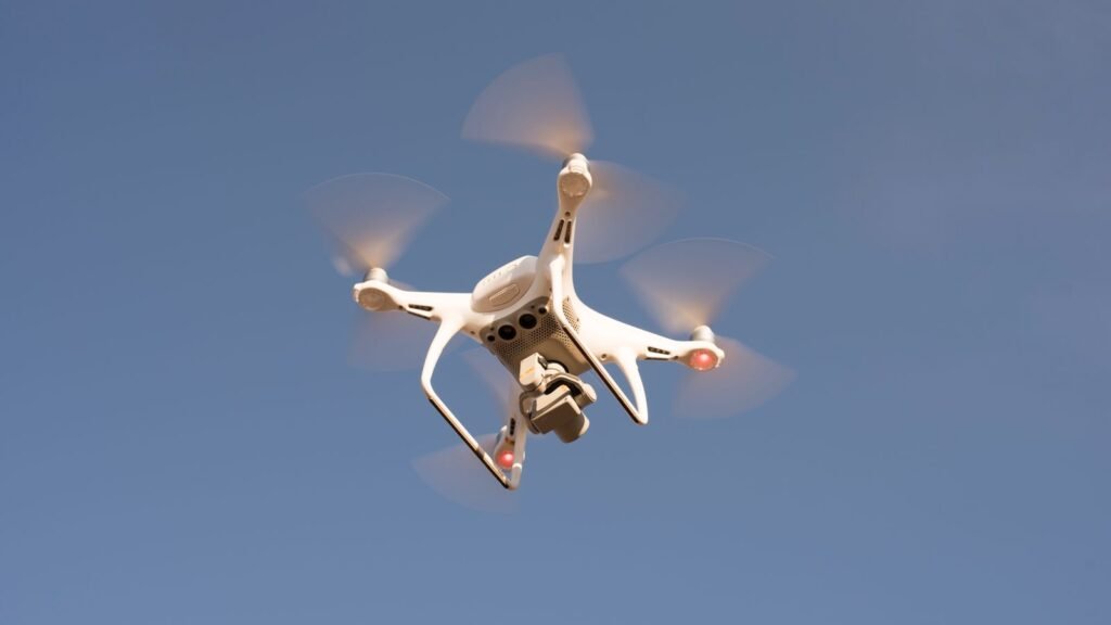 Silhouette d'un drone en vol dans le ciel, image d'illustration