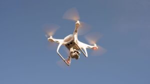 Silhouette d'un drone en vol dans le ciel, image d'illustration