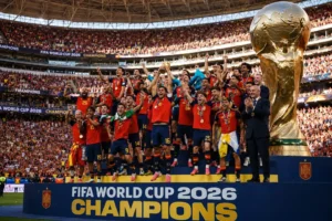 Les joueurs de l'Espagne soulèvent le trophée, champions du monde 2026 au MetLife Stadium