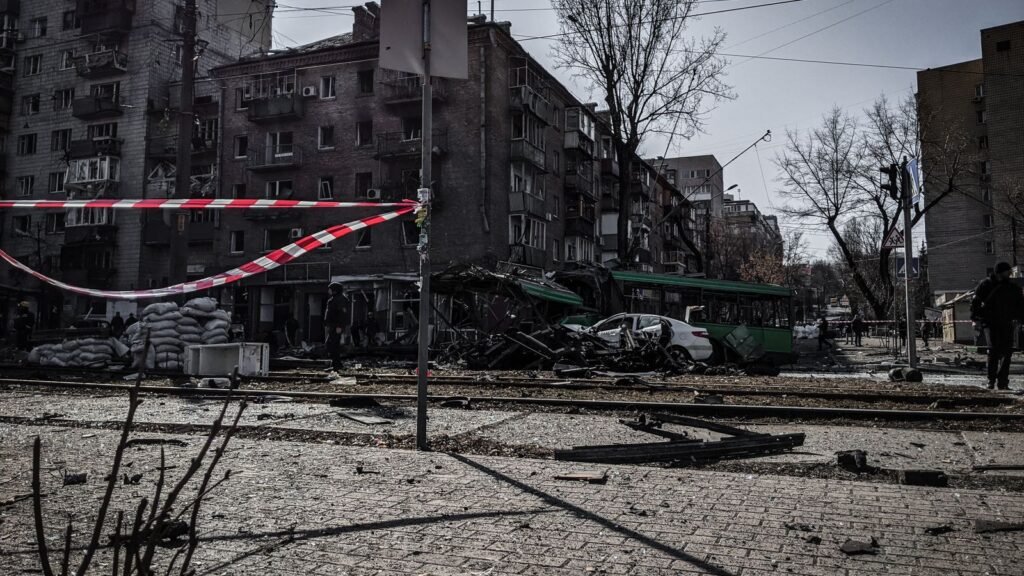 Guerre en Ukraine : bâtiments détruits dans une ville ukrainienne