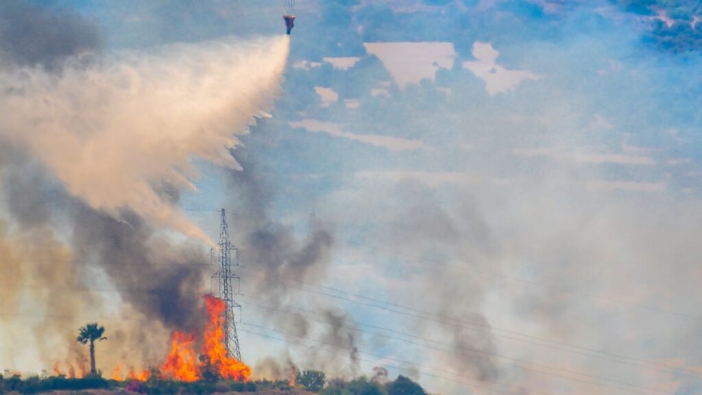 Incendie Gironde : hélicoptère bombardier d'eau au-dessus d'un feu de forêt