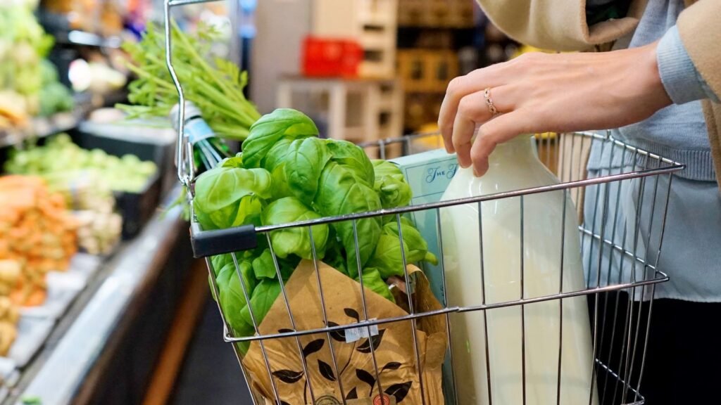 Inflation juillet 2026 : un panier de courses dans un rayon de supermarché