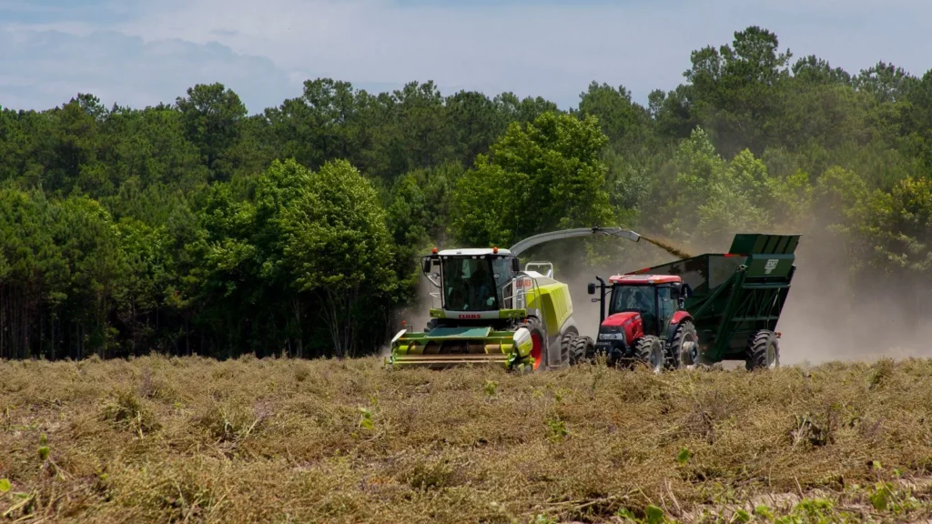 Loi d'urgence agricole : tracteurs au travail dans un champ céréalier