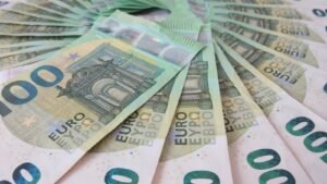 Nouveaux billets en euros : coupures deployees en eventail avant la refonte lancee par la BCE