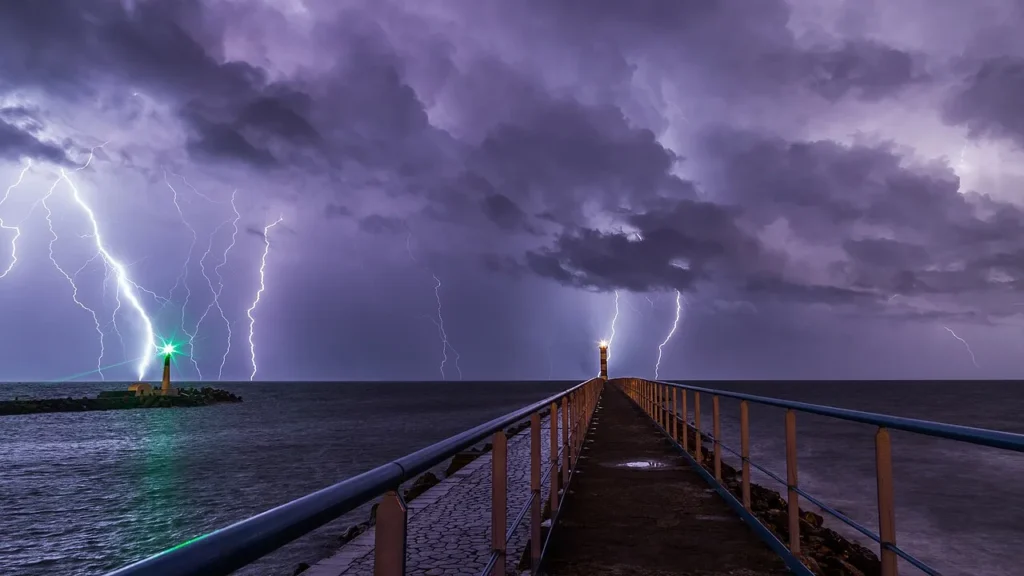 Orage avec éclairs sur le littoral français : après la canicule, 57 départements en vigilance orages