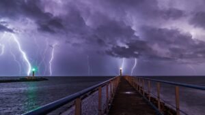 Orage avec éclairs sur le littoral français : après la canicule, 57 départements en vigilance orages