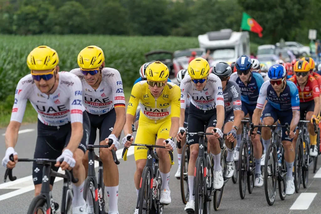 Le peloton du Tour de France emmené par Tadej Pogacar, maillot jaune de l'édition 2026 (photo d'archives)
