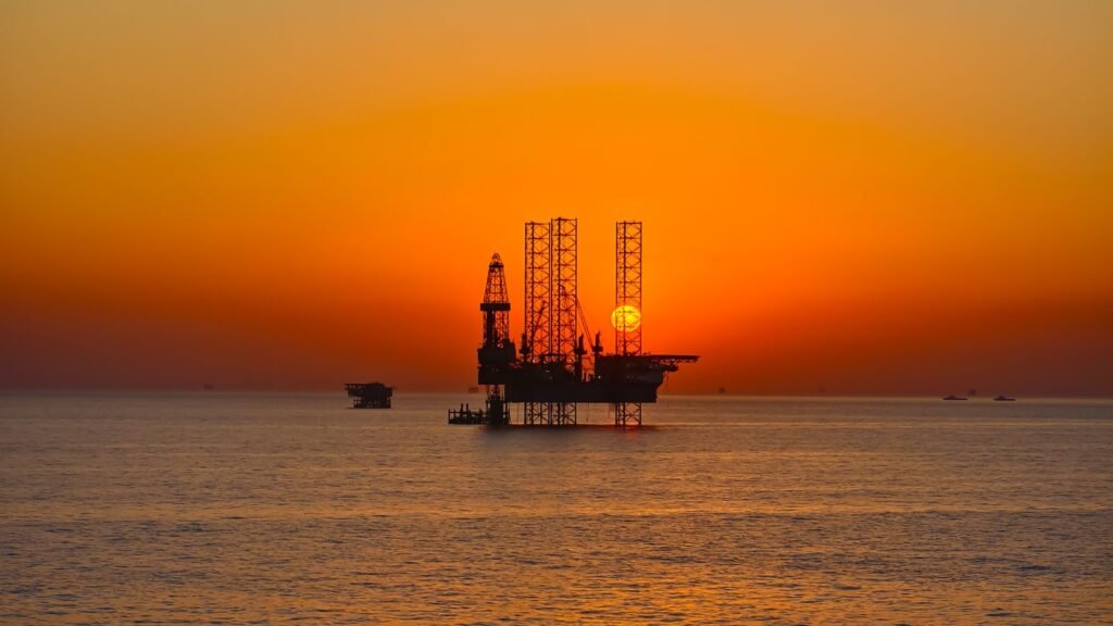 Pétrole à 100 dollars le baril : plateforme pétrolière offshore au coucher du soleil