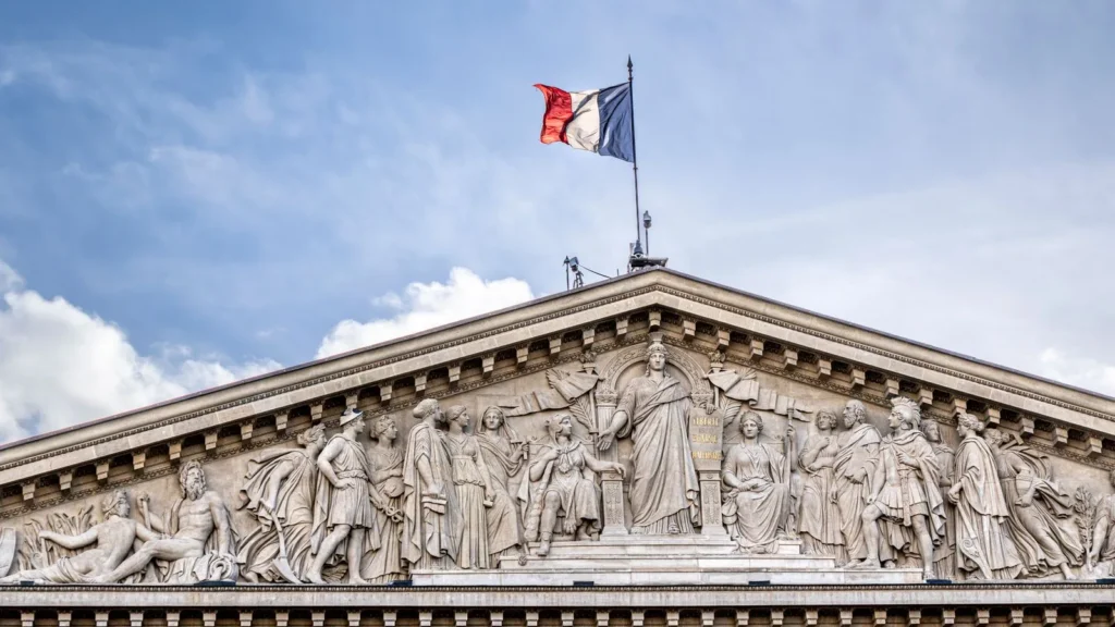 Façade de l'Assemblée nationale au Palais Bourbon à Paris, illustration du débat politique sur le plan Orsec chaleurs extrêmes