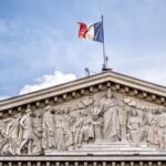 Façade de l'Assemblée nationale au Palais Bourbon à Paris, illustration du débat politique sur le plan Orsec chaleurs extrêmes