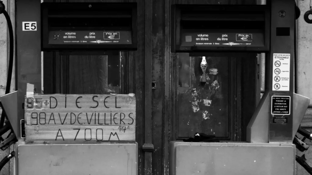 Station-service à Paris, illustration de la hausse du prix des carburants et du gazole à plus de 2 euros le litre