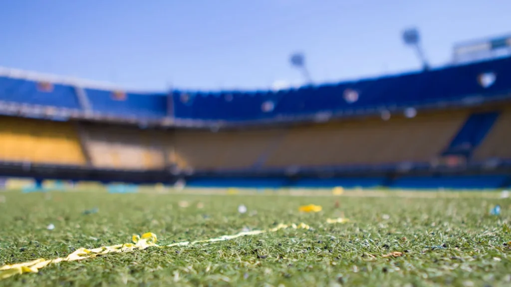 Tribunes d'un stade de football argentin à Buenos Aires, illustration de la qualification de l'Argentine pour la finale du Mondial 2026