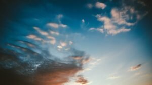 Ciel bleu avec nuages au coucher du soleil illustrant la diffusion de la lumière