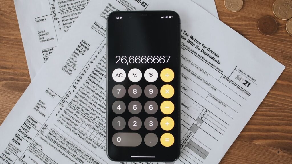 Remboursement d'impôt 2026 : documents fiscaux et calculatrice sur un bureau