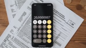 Remboursement d'impôt 2026 : documents fiscaux et calculatrice sur un bureau