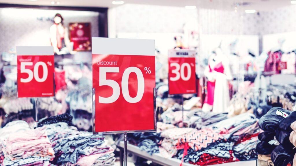 Soldes été 2026 : affiche de réduction dans une boutique, photo d'illustration dernière démarque