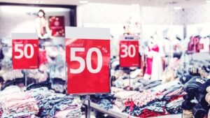 Soldes été 2026 : affiche de réduction dans une boutique, photo d'illustration dernière démarque
