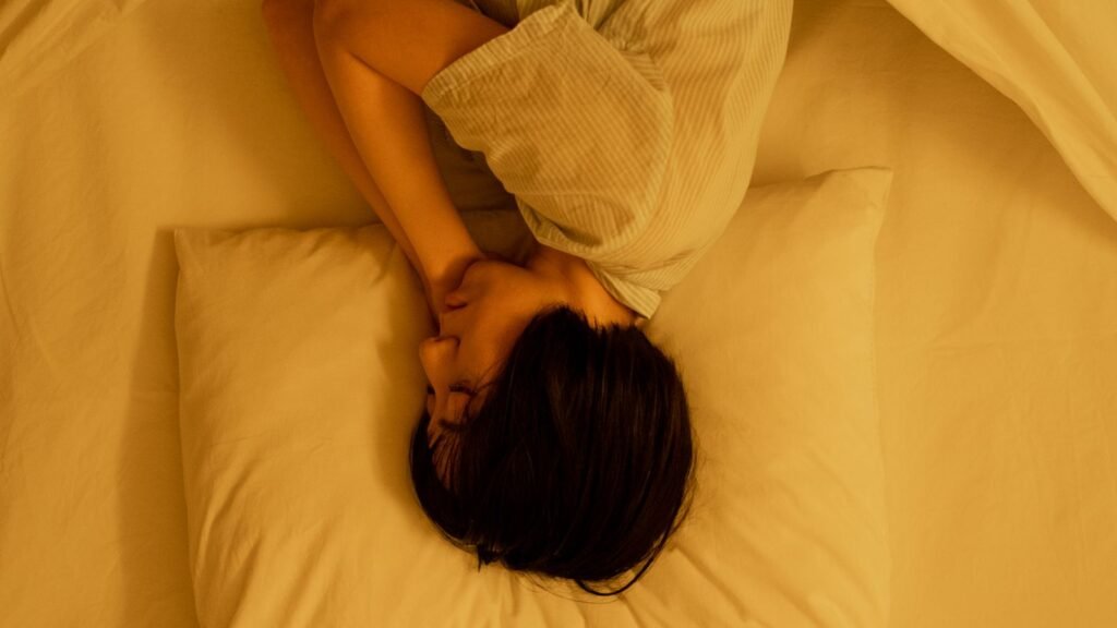 Personne endormie illustrant l'activité du cerveau pendant le sommeil