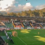 Stade de football au coucher du soleil avant Angleterre-Argentine, demi-finale du Mondial 2026
