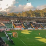 Stade de football au coucher du soleil avant Angleterre-Argentine, demi-finale du Mondial 2026
