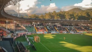 Stade de football avec spectateurs au coucher du soleil, image d'illustration