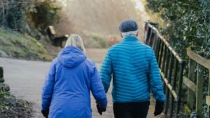 Suspension de la reforme des retraites : un couple de seniors marche dans un parc
