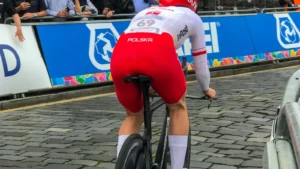 Tour de France 2026 : cycliste en plein contre-la-montre, position aérodynamique