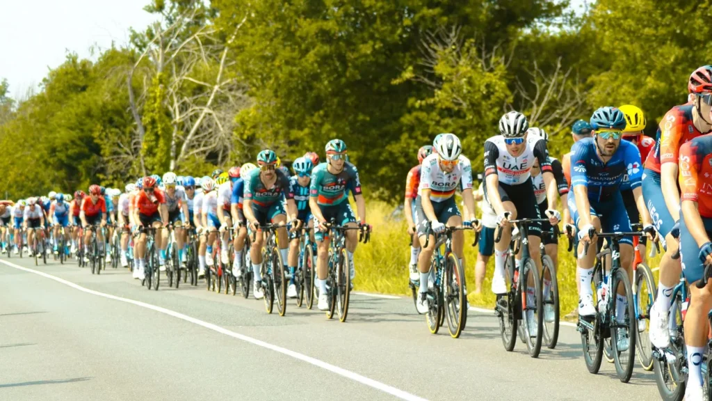Peloton du Tour de France 2026 sur une route de montagne lors de la 14e étape