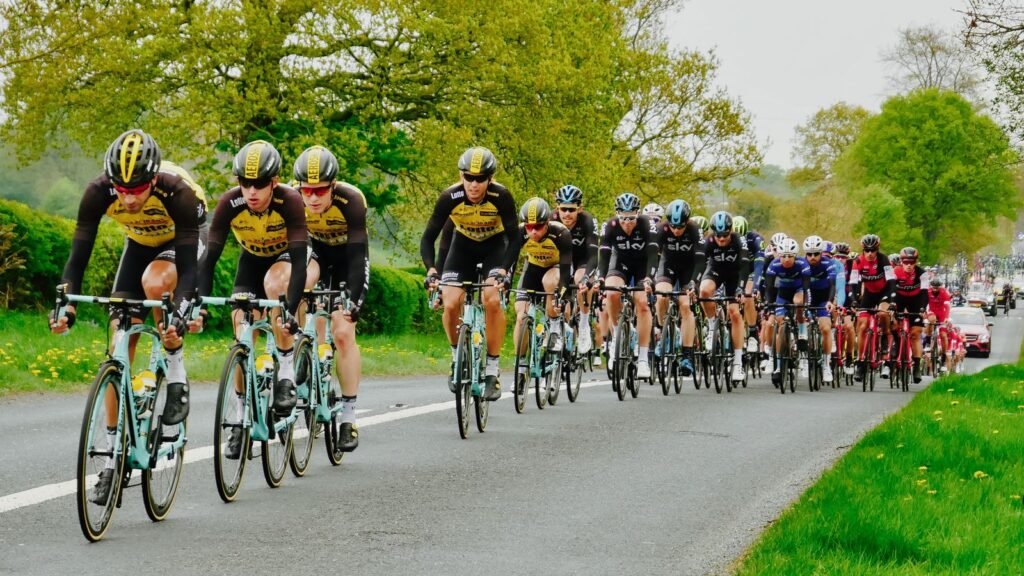 Coureurs du Tour de France 2026 en pleine course avant l'étape d'Orcières-Merlette