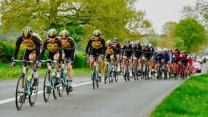 Coureurs du Tour de France 2026 en pleine course avant l'étape d'Orcières-Merlette