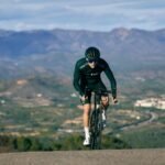 Tour de France 2026, cycliste en pleine ascension d un col de montagne