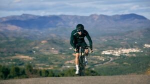 Tour de France 2026, cycliste en pleine ascension d un col de montagne