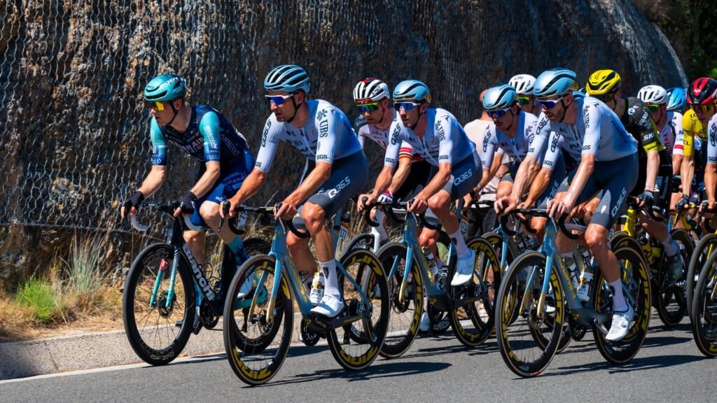 Tour de France Femmes 2026 : cyclistes en course sur route par une journée ensoleillée