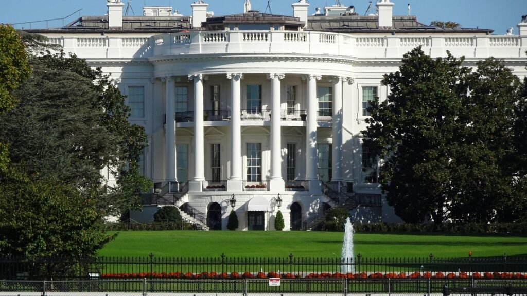Trump et Netanyahou a Washington : facade de la Maison-Blanche, lieu de la rencontre