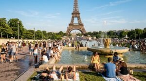 Personnes se rafraîchissant à Paris lors de la vague de chaleur caniculaire d'août 2026