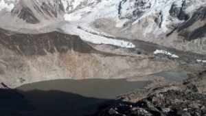 Vue spectaculaire sur les glaciers et les parois rocheuses de l'Himalaya au Népal